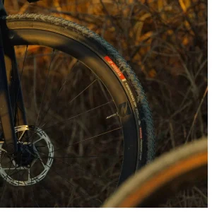Cubierta Gravel Endurance.  Terreno T90 mud Gravel 700x40 TLR Hookless Negro